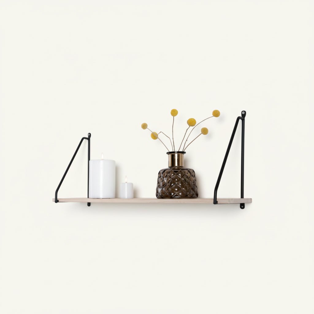 Arnhem vegghylle i tre med sort metallramme 65x17 cm, nordisk design til stue og gang"