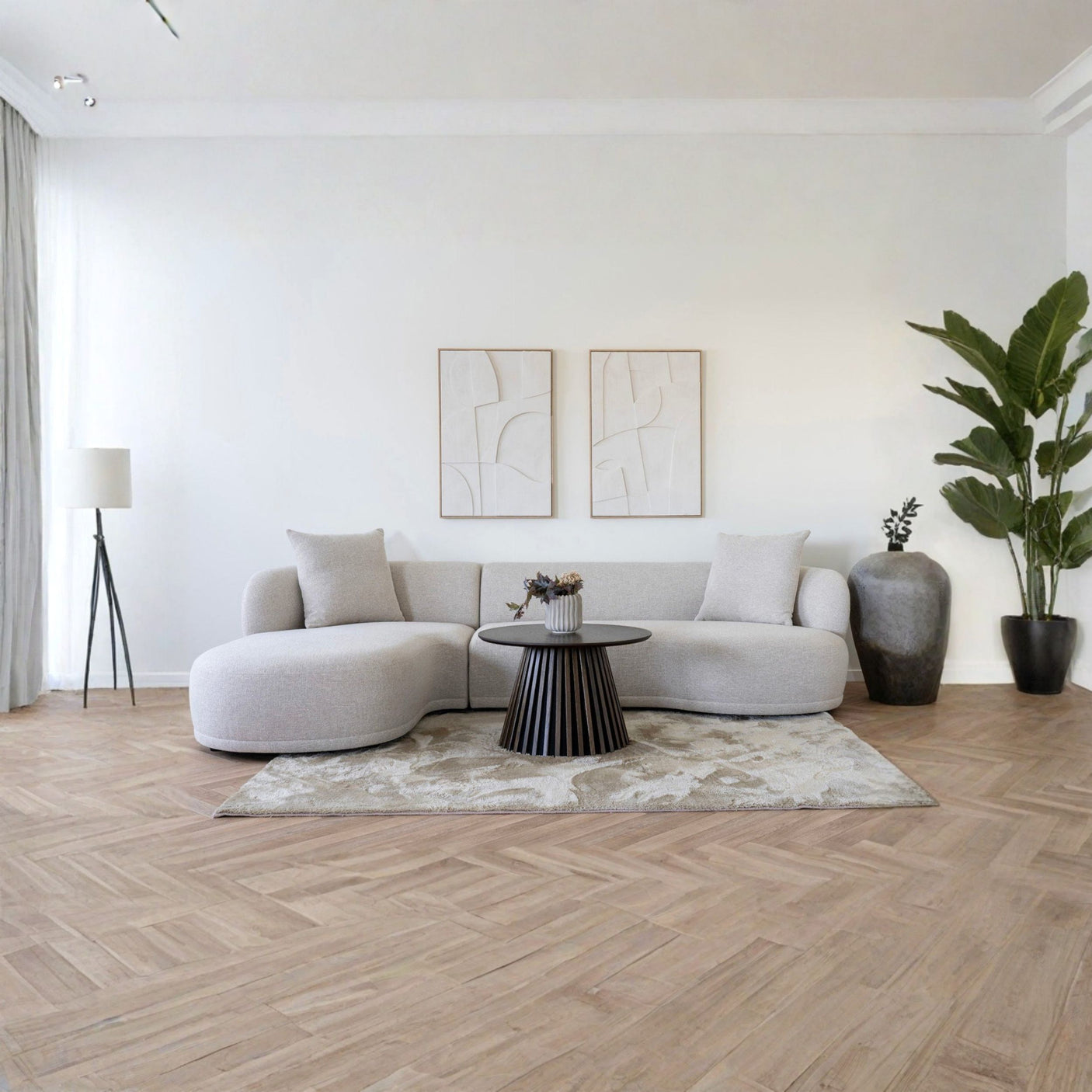 Kingston venstrevendt lounge sofa i beige tekstil plassert i lys og moderne