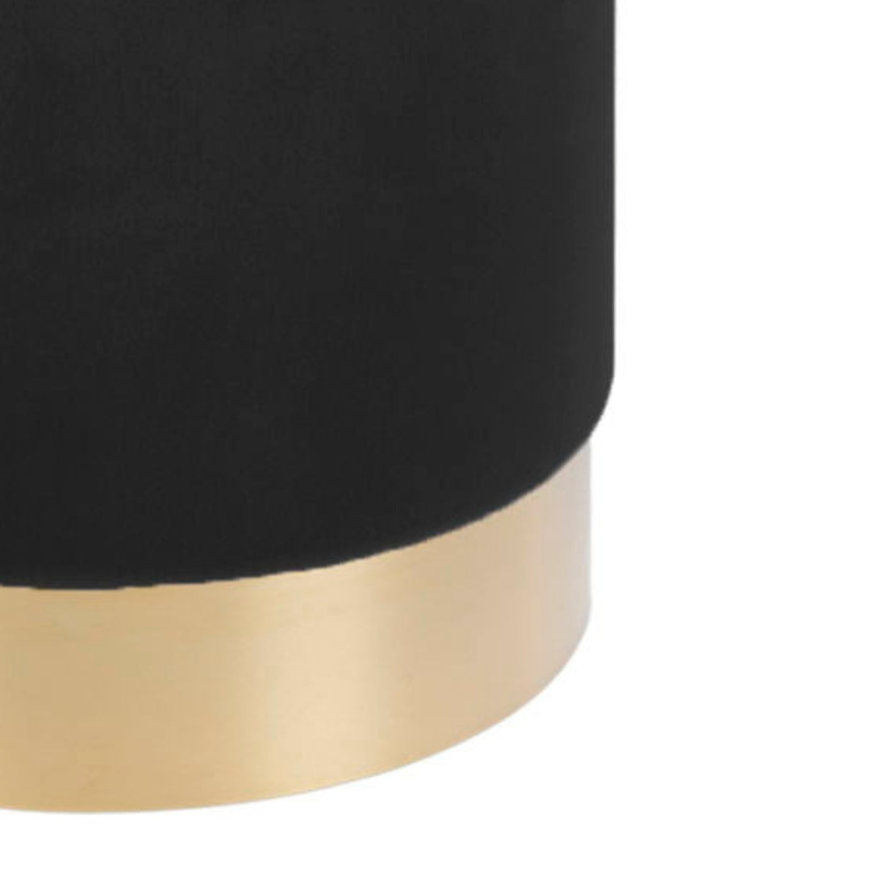 Gamby puff ved sofa med dekorativ gullfarget base