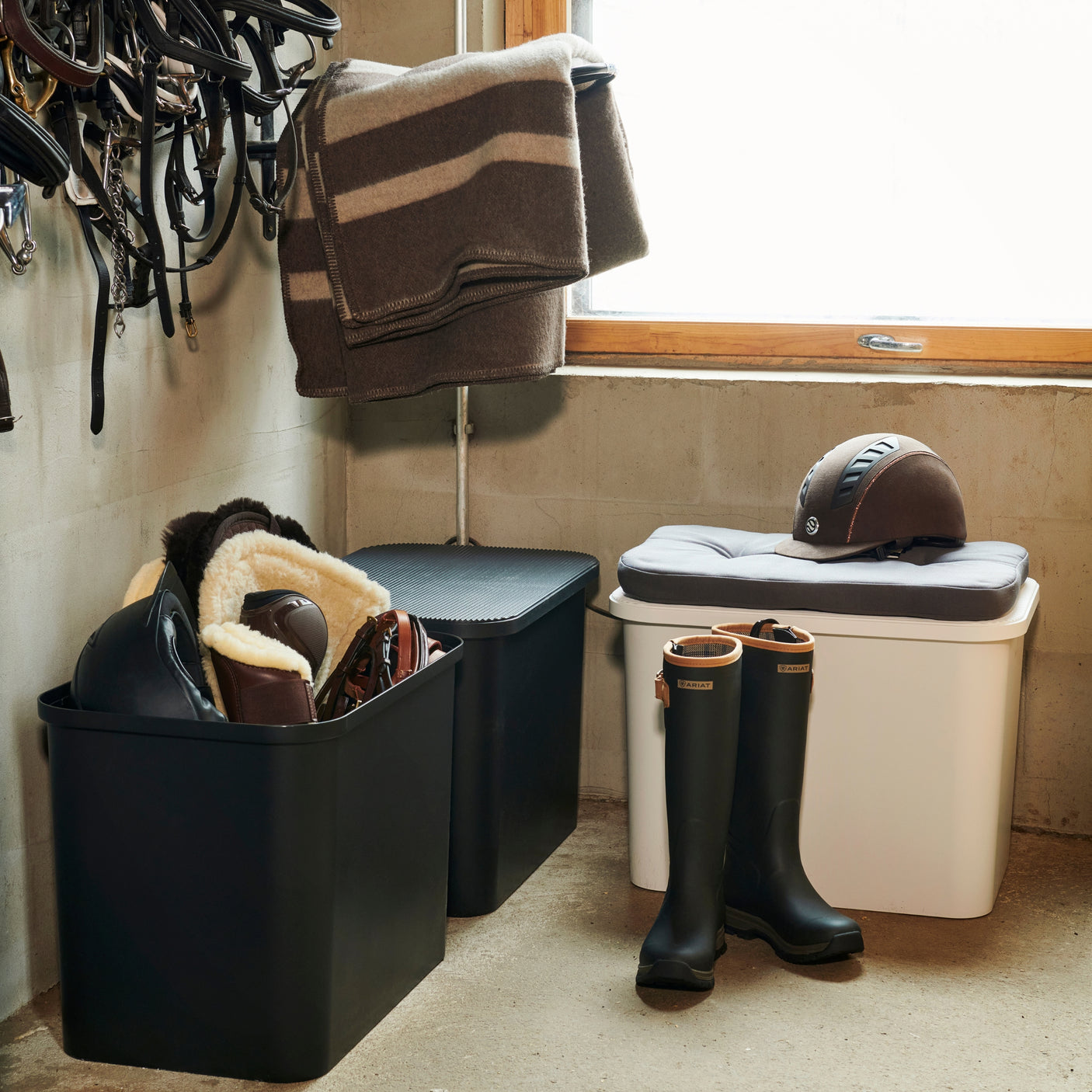 Romslig resirkuleringsbøtte til pant, papp og plast i hjemmet