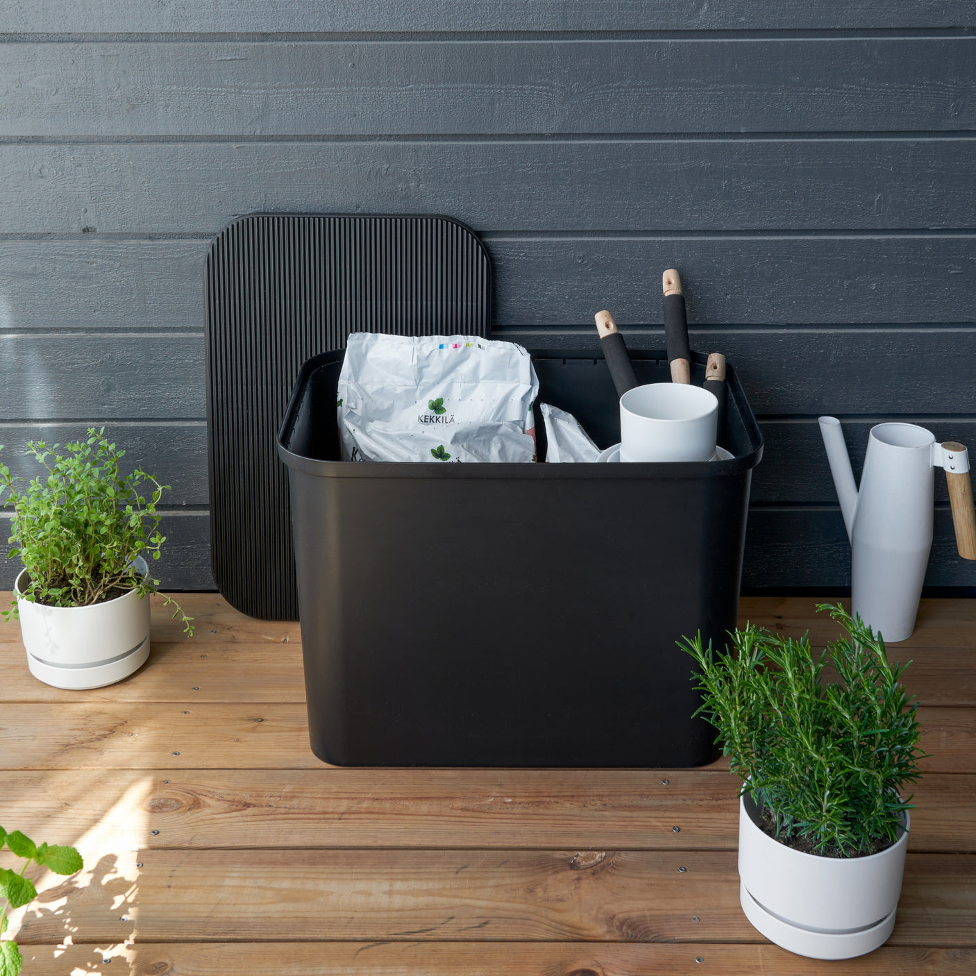 Romslig resirkuleringsbøtte til pant, papp og plast i hjemmet