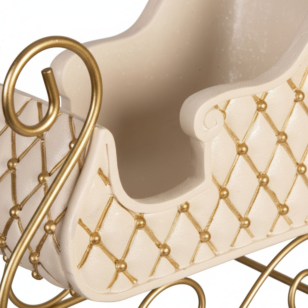 Slede i hvitt med gullrutemønster og metallmeder, 30x13x20 cm – dekorativ julefigur til innendørs bruk.