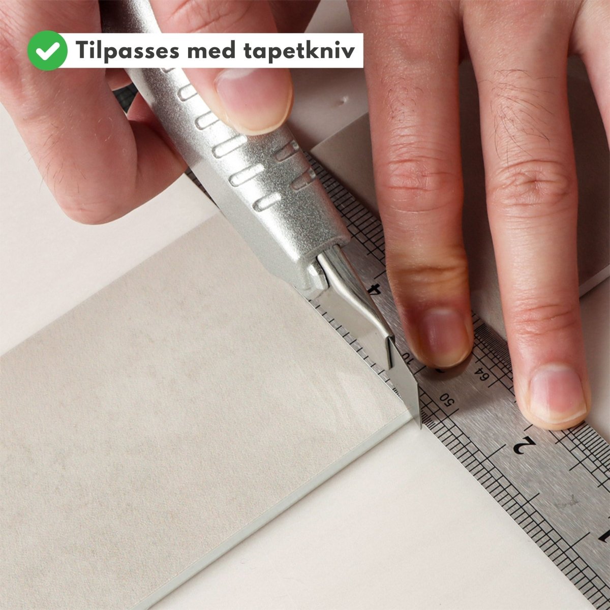 Vareprøve: Louise gloss creme selvklebende veggfliser - Lindas Dekor