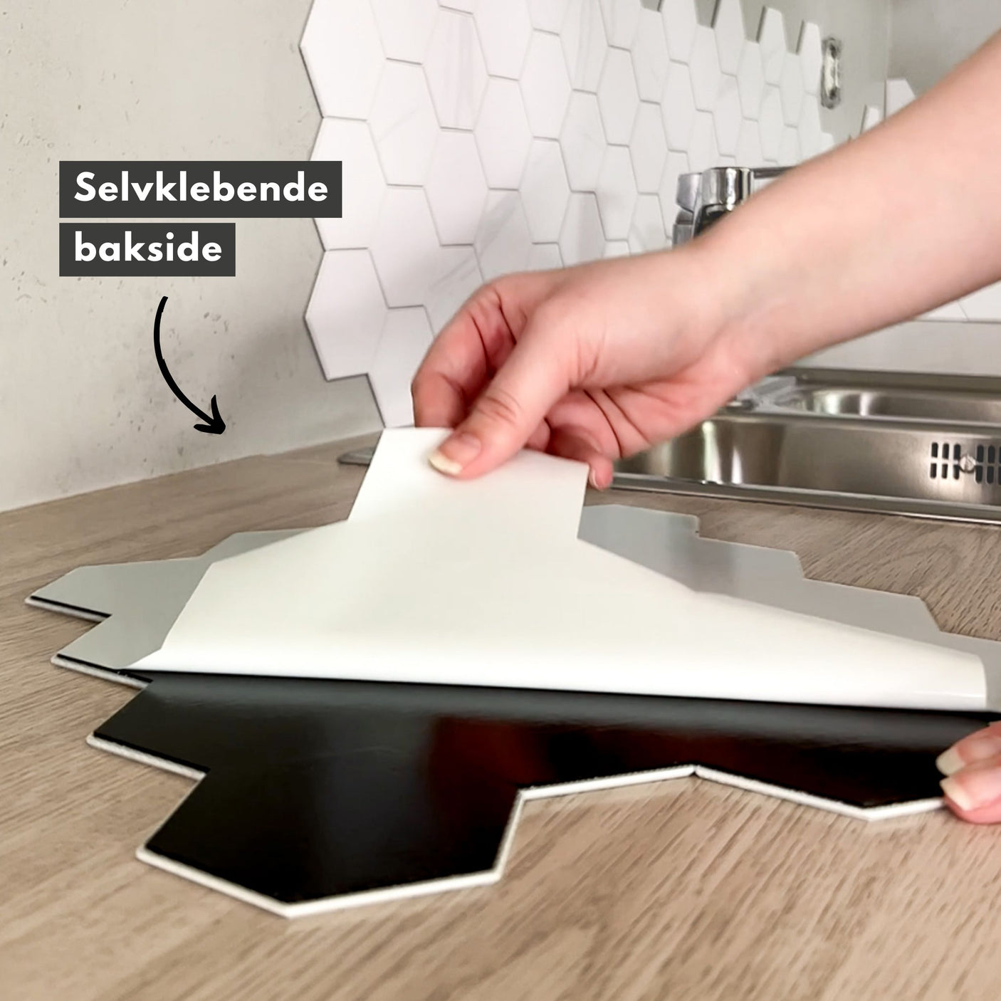 Fliser med kjølig marmorpreg skaper en eksklusiv atmosfære.