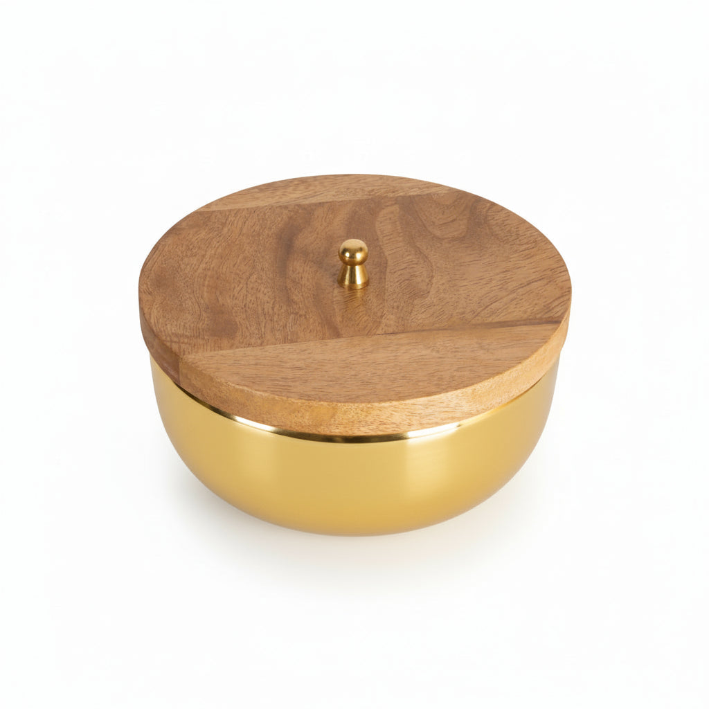 gullfarget metallskål med trelokk 14,5 cm