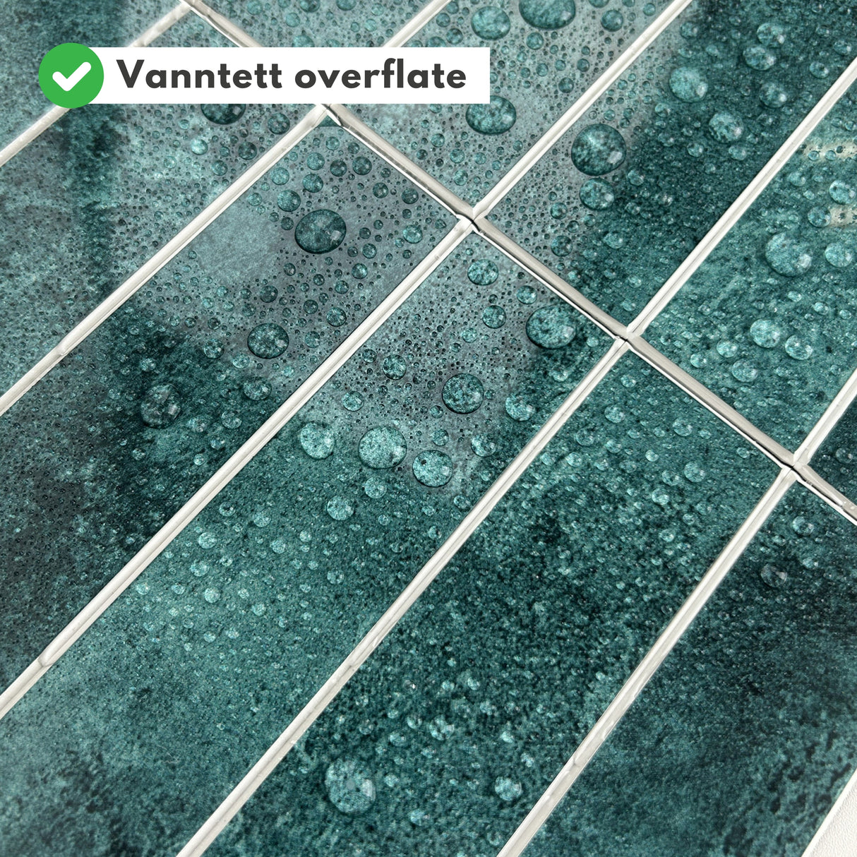 Detaljbilde av Alma grønn marmorfliser med naturlig struktur og glans.