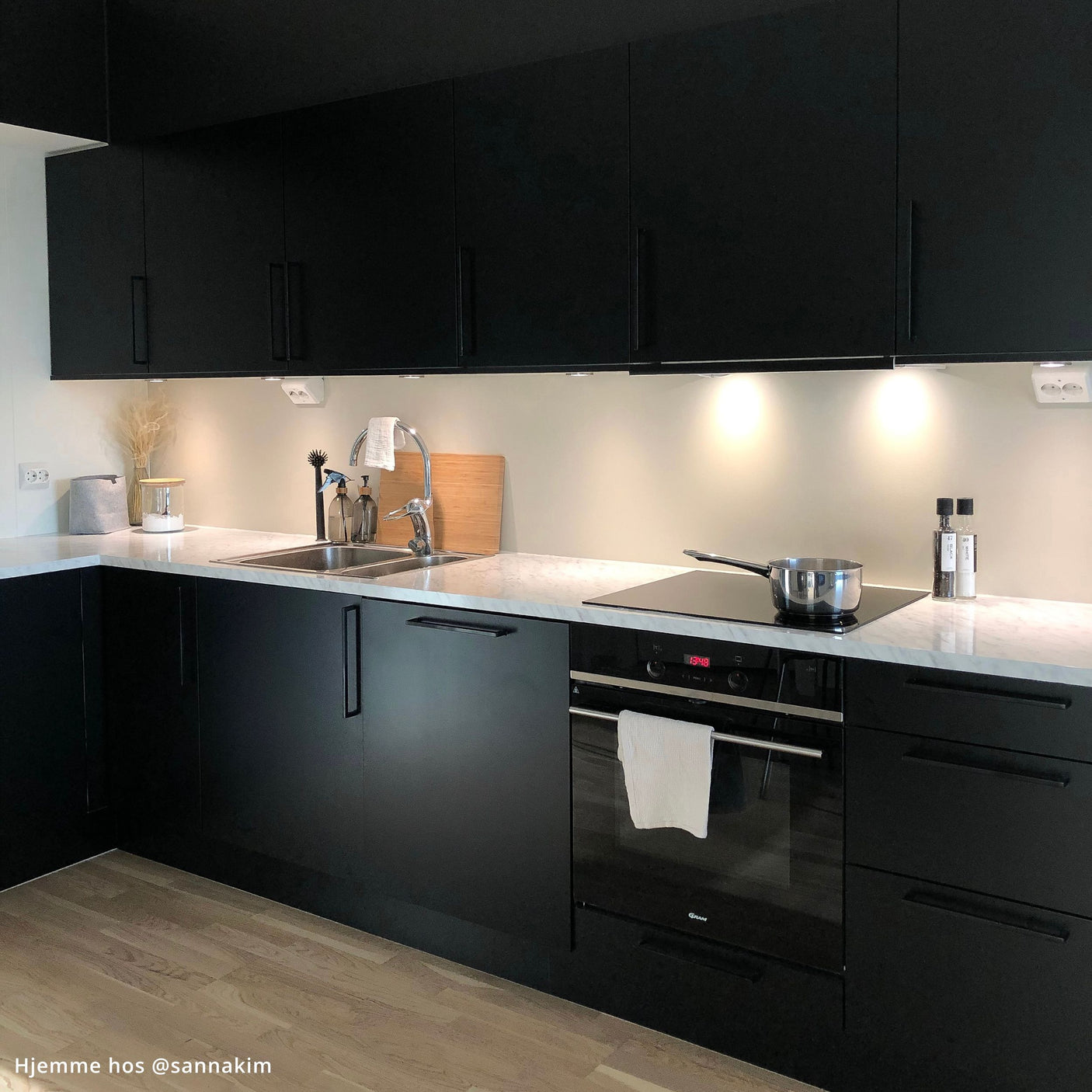 Sort kjøkken med marmor benkeplate kjøkkenkit