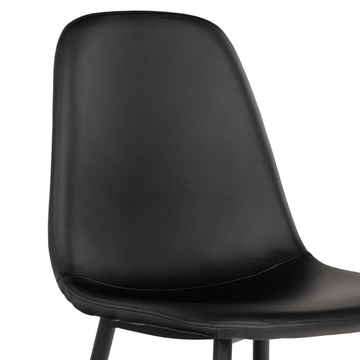 Detaljbilde av Stockholm spisestol i sort – komfortabelt sete i PU-skinn og moderne uttrykk.