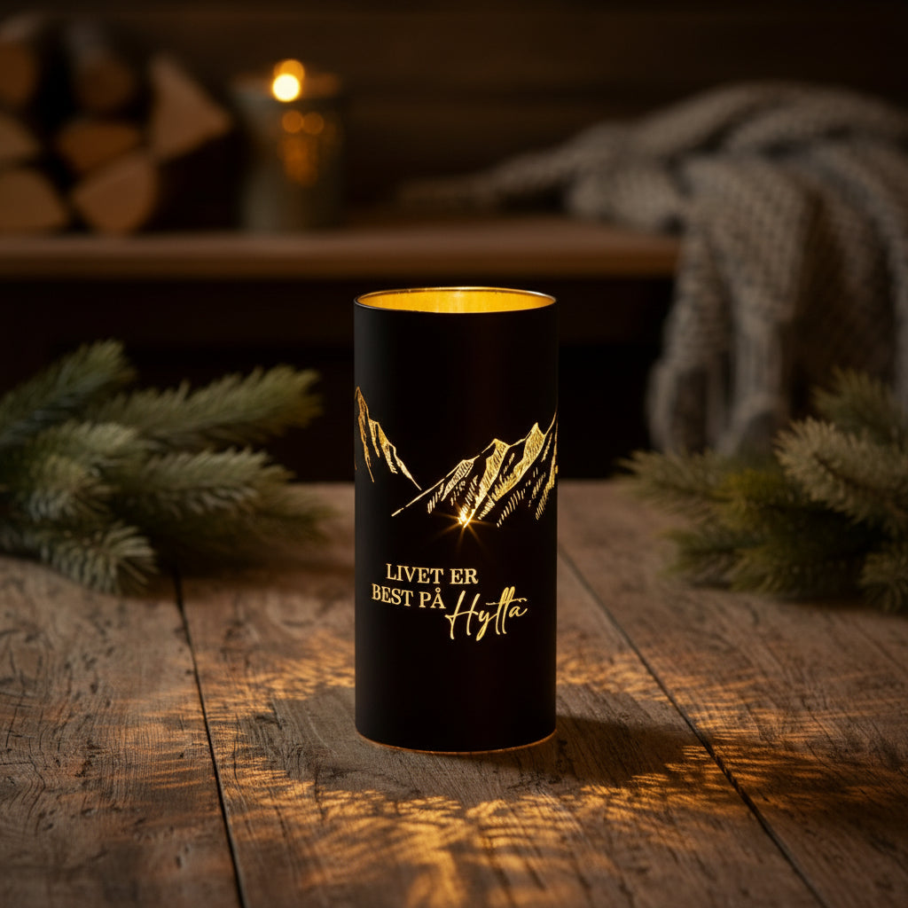 Kvadratisk bilde av brun LED-lykt Livet på hytta 8×20 cm