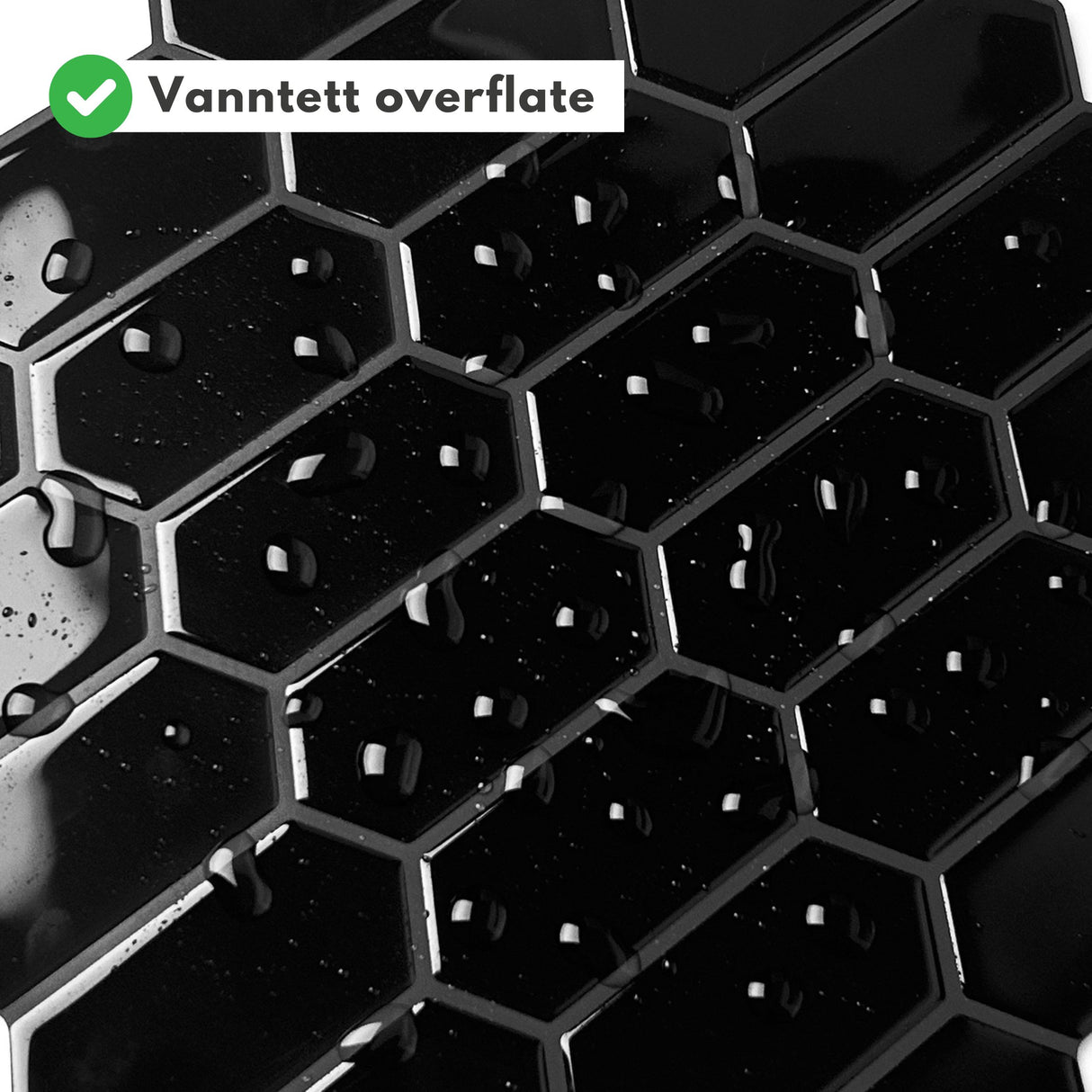 Glansen i flisene reflekterer lys og skaper dybde i rommet.