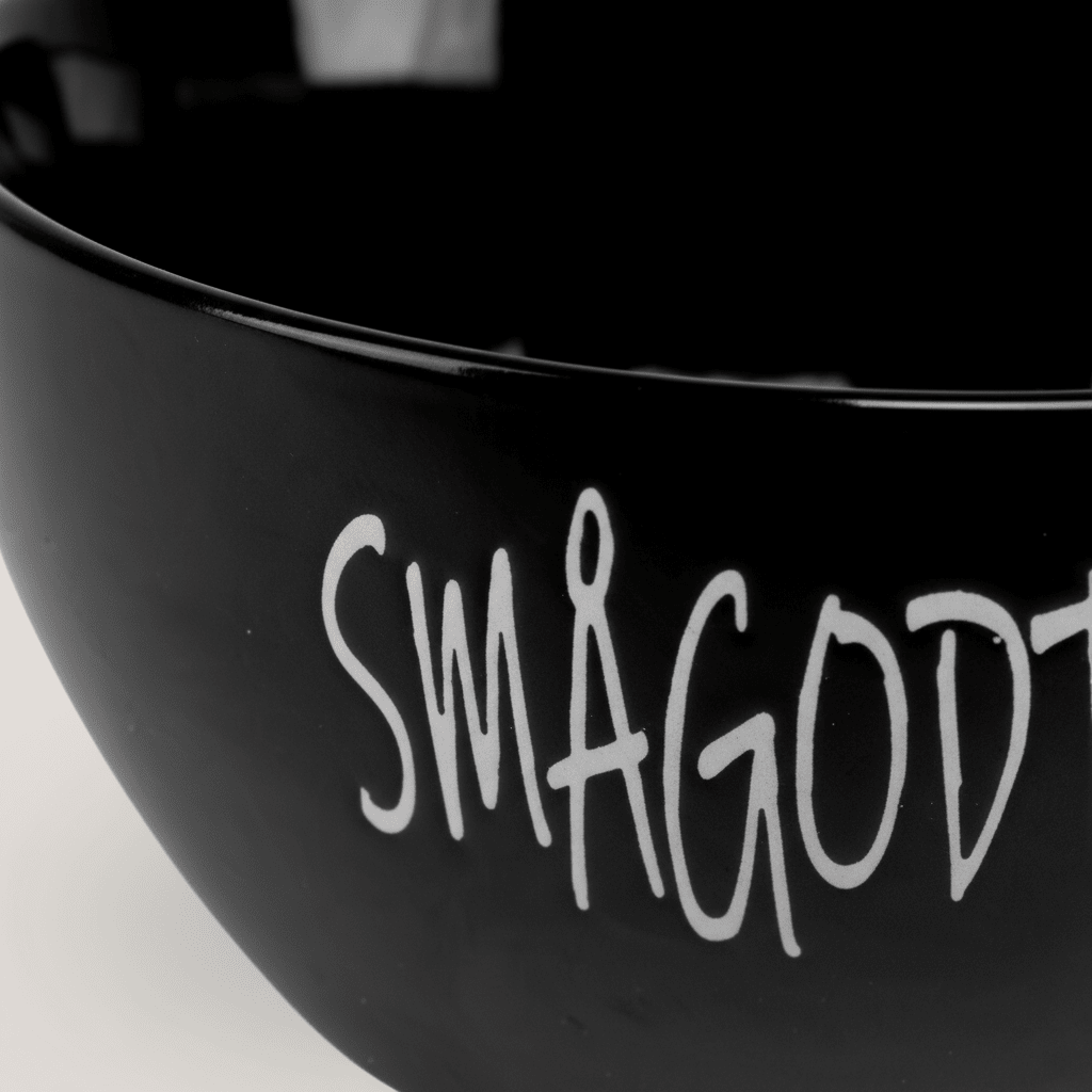 Smågodtskål i sort keramikk med tekst på utsiden