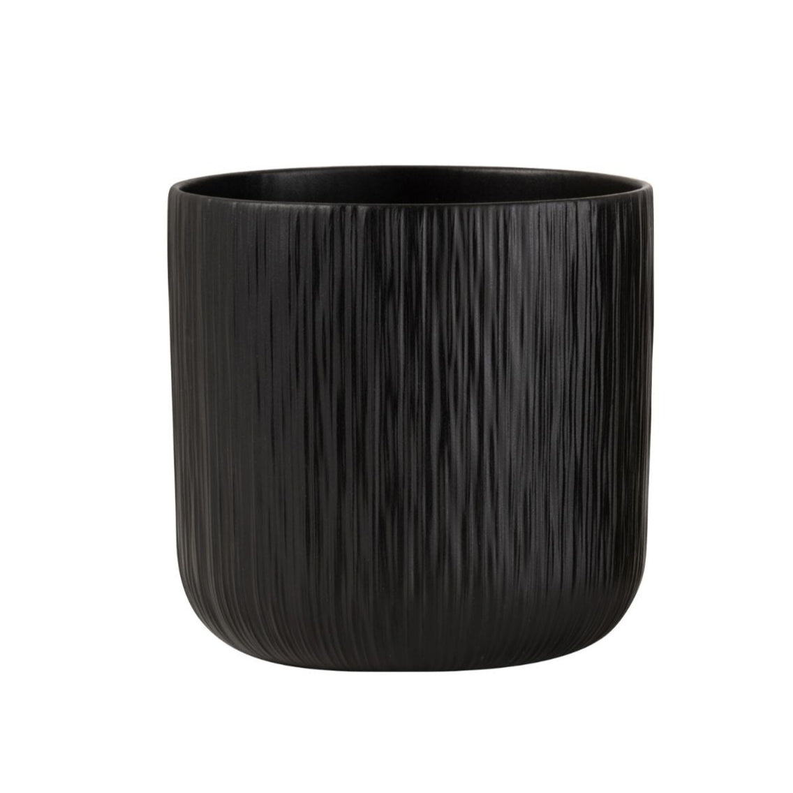 To sorte keramiske blomsterpotter, en glatt og en strukturert, på tregulv i moderne stueinteriør