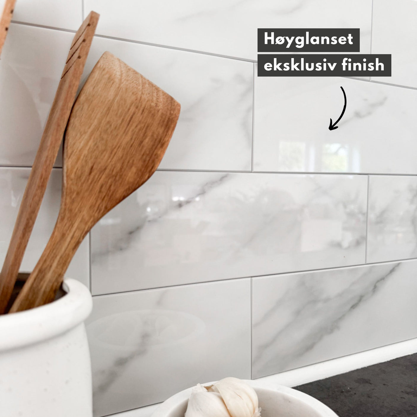 Flislagt kjøkkenvegg med selvklebende fliser i marmordesign fra Lindas Dekor.
