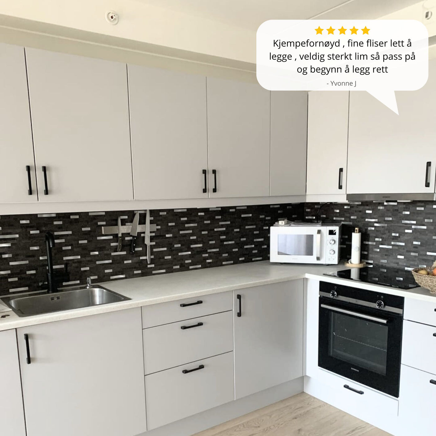 Moderne kjøkken med Stein mørk grå fliser på veggen og kundevurdering med fem stjerner.