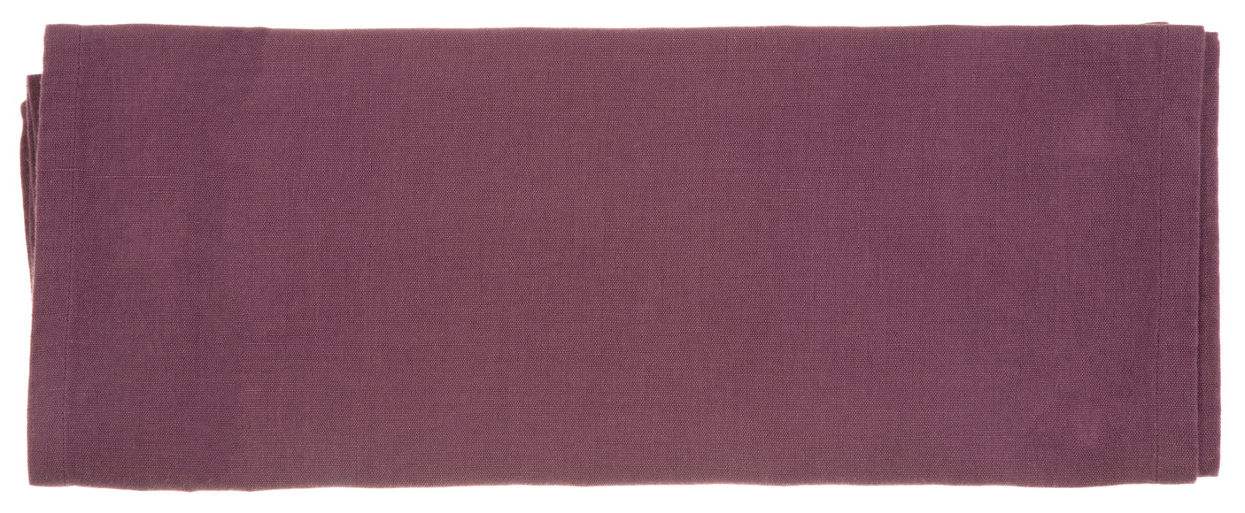 Bordløper i lin/bomull lilla på lyst trebord – minimalistisk borddekking.