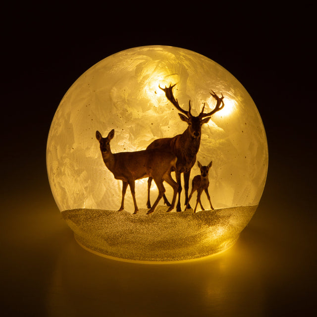 Lyslykt LED hjortedyr familie – dekorativ glasskule med hjortemotiv, 12 cm, med timerfunksjon og varmt LED-lys. Perfekt julepynt og vinterdekorasjon til hjemmet