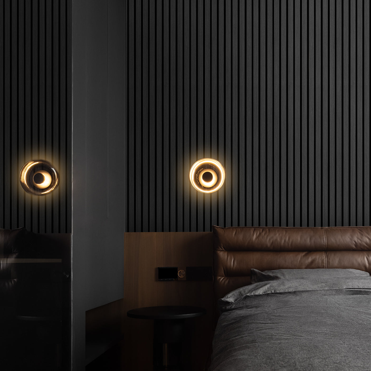 Spilevegg i mørk eik bak seng – selvklebende akustikkplater som gir eksklusivt uttrykk og bedre lydisolering