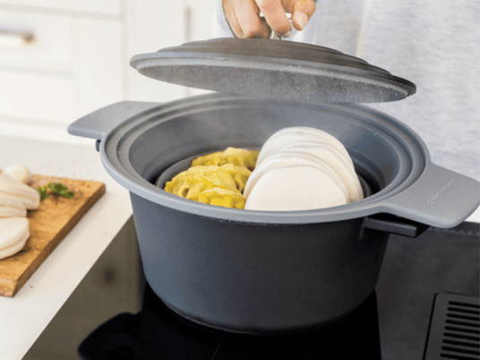 Grå silikon silsats senket i gryte med kokende vann og damp, tåler koking