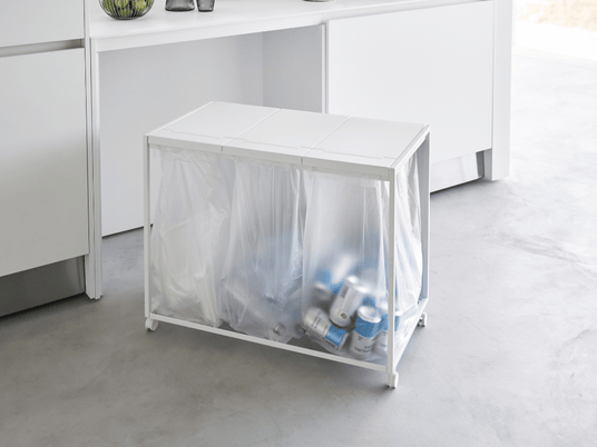 Hvitt 3-delt kildesorteringsstativ med rom til pant, plast og metall