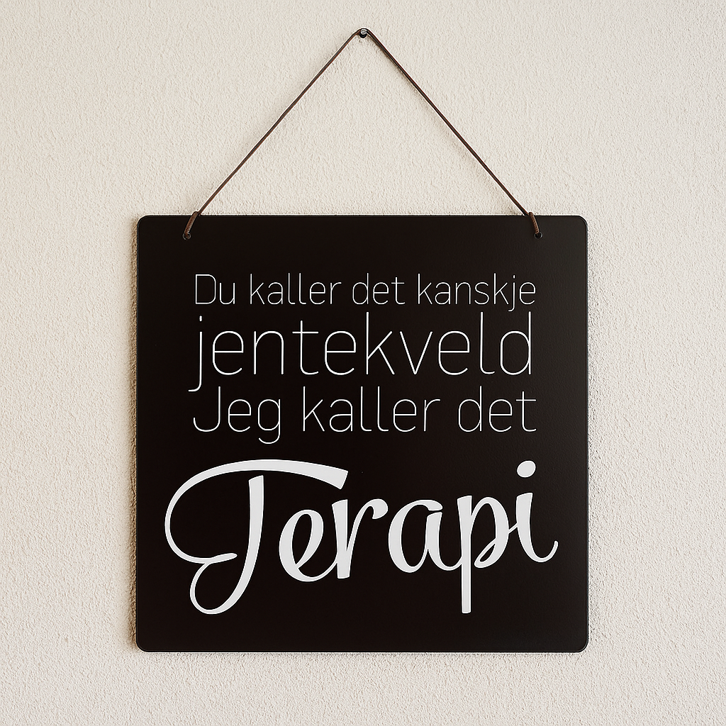 Metallskilt med morsom tekst om jentekveld og terapi – dekorativ veggpynt til hjemmet, hytta eller som gave til bestevenninnen.