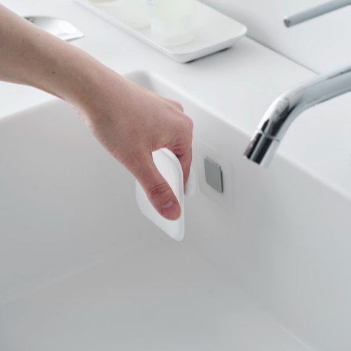 Magnetisk kjøkkenkost for rask tørking.