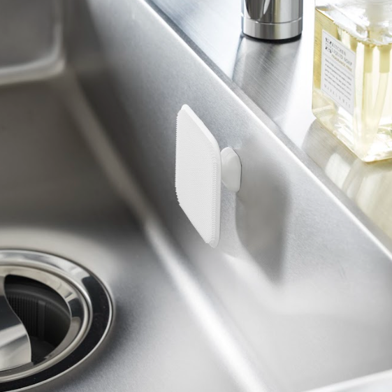 Kompakt og funksjonell silikonkost til kjøkkenet.