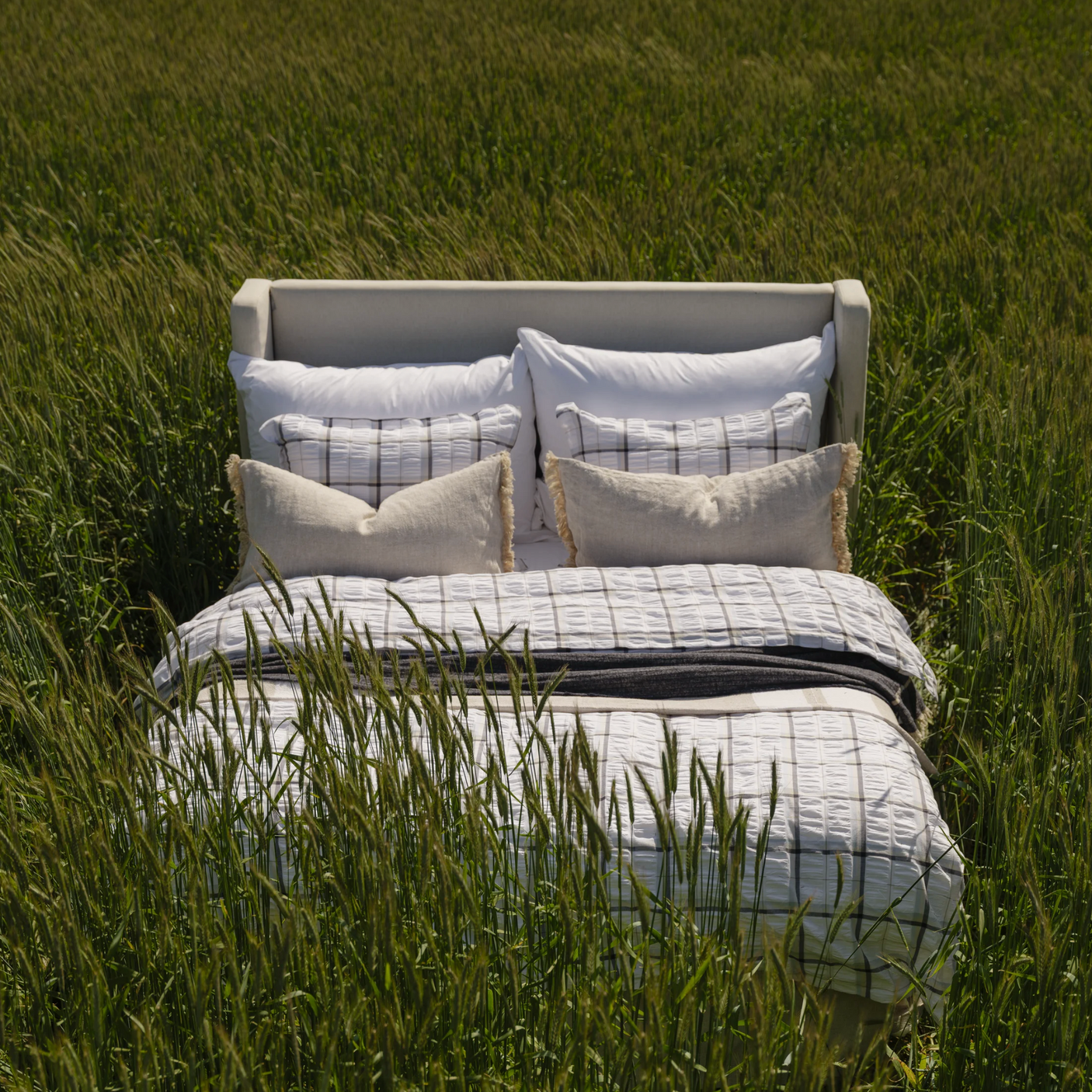 Nox sengesett i midnight blue med strukturert kreppkvalitet