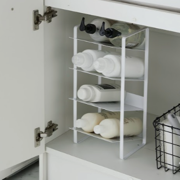 Vertikal flaskeholder for effektiv lagring av drikkeflasker og matoljer i skap eller på benken.