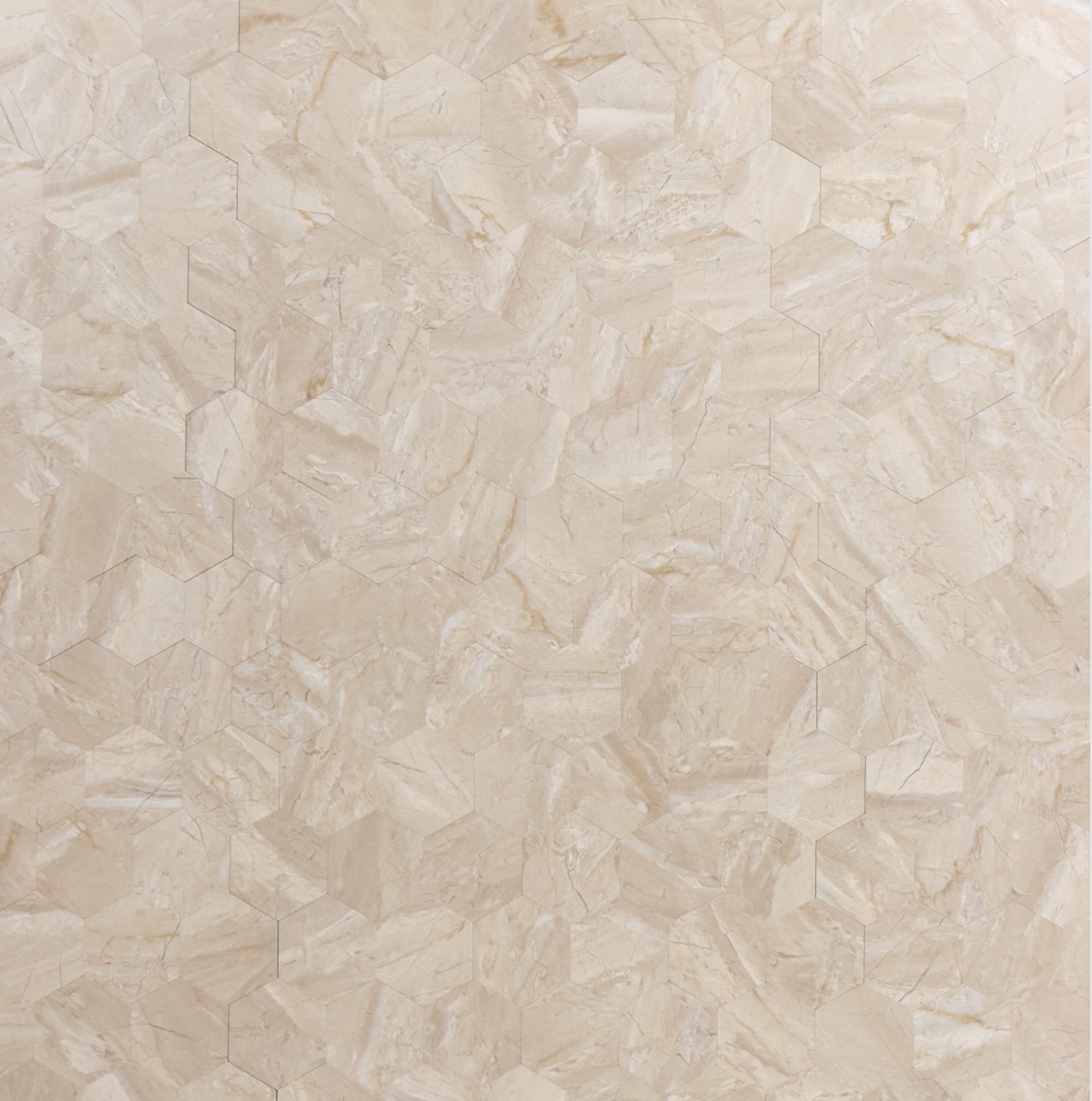 Grace hexagon selvklebende fliser i beige marmor-look montert som hel veggflate, skaper et moderne og tidløst uttrykk til kjøkken, bad eller vaskerom.