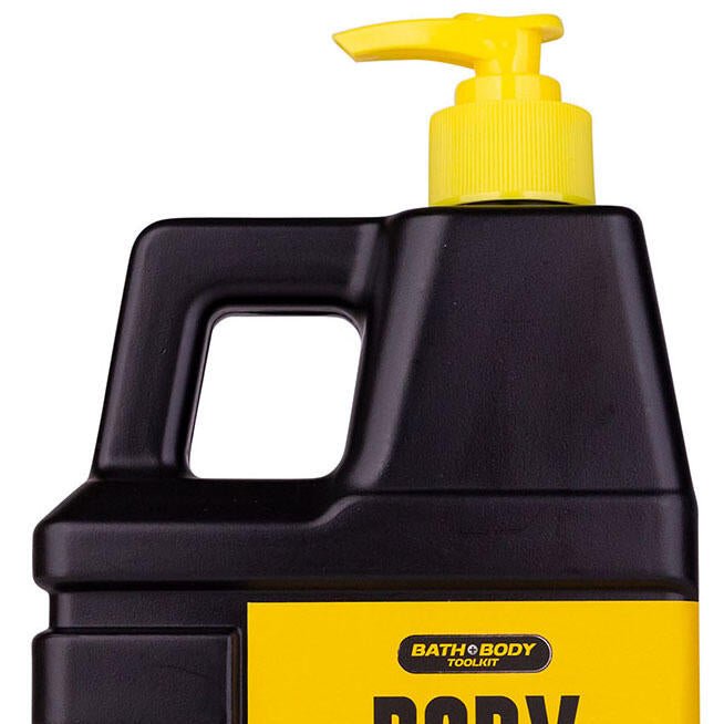 Nærbilde av sort og gul body wash flaske med pumpe og håndtak