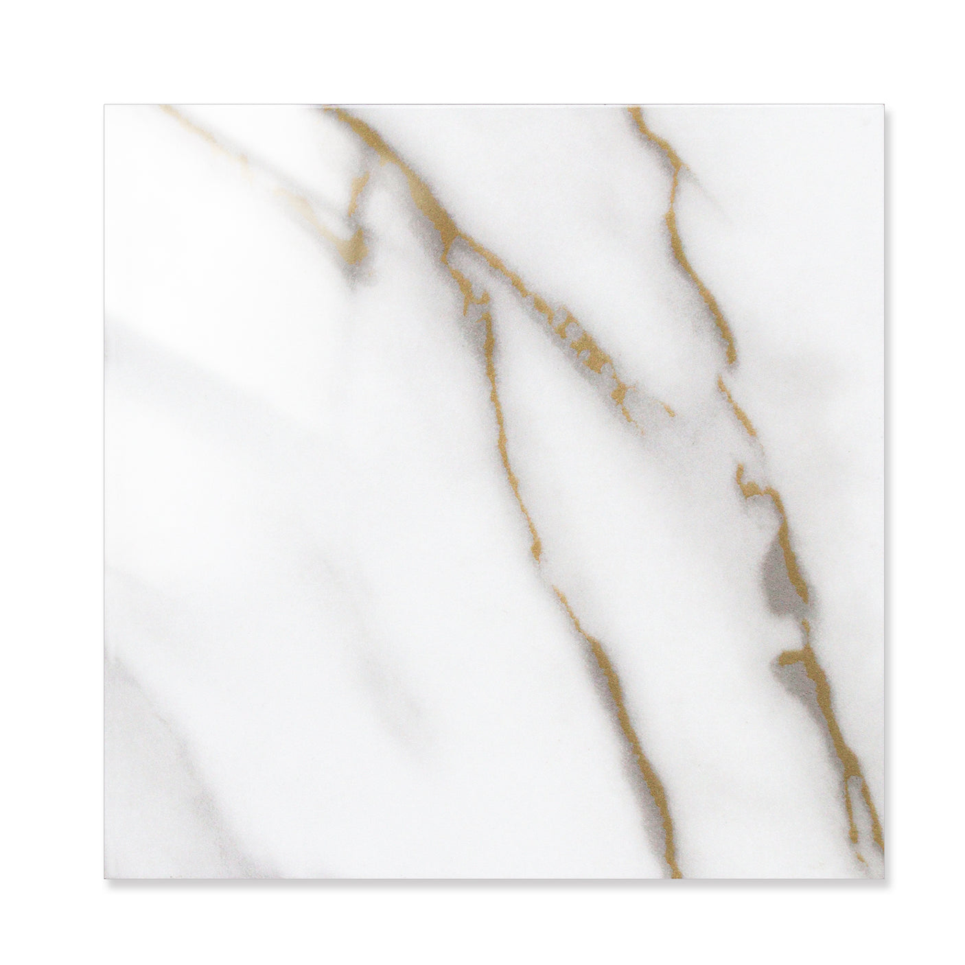 Mathea Marmor selvklebende fliser med hvit bakgrunn og nydelige gullårer for et eksklusivt uttrykk.