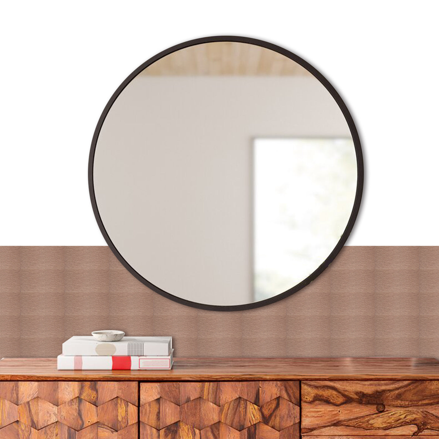 Mayra flis med varm metallisk tone og horisontal tekstur for eksklusivt uttrykk.