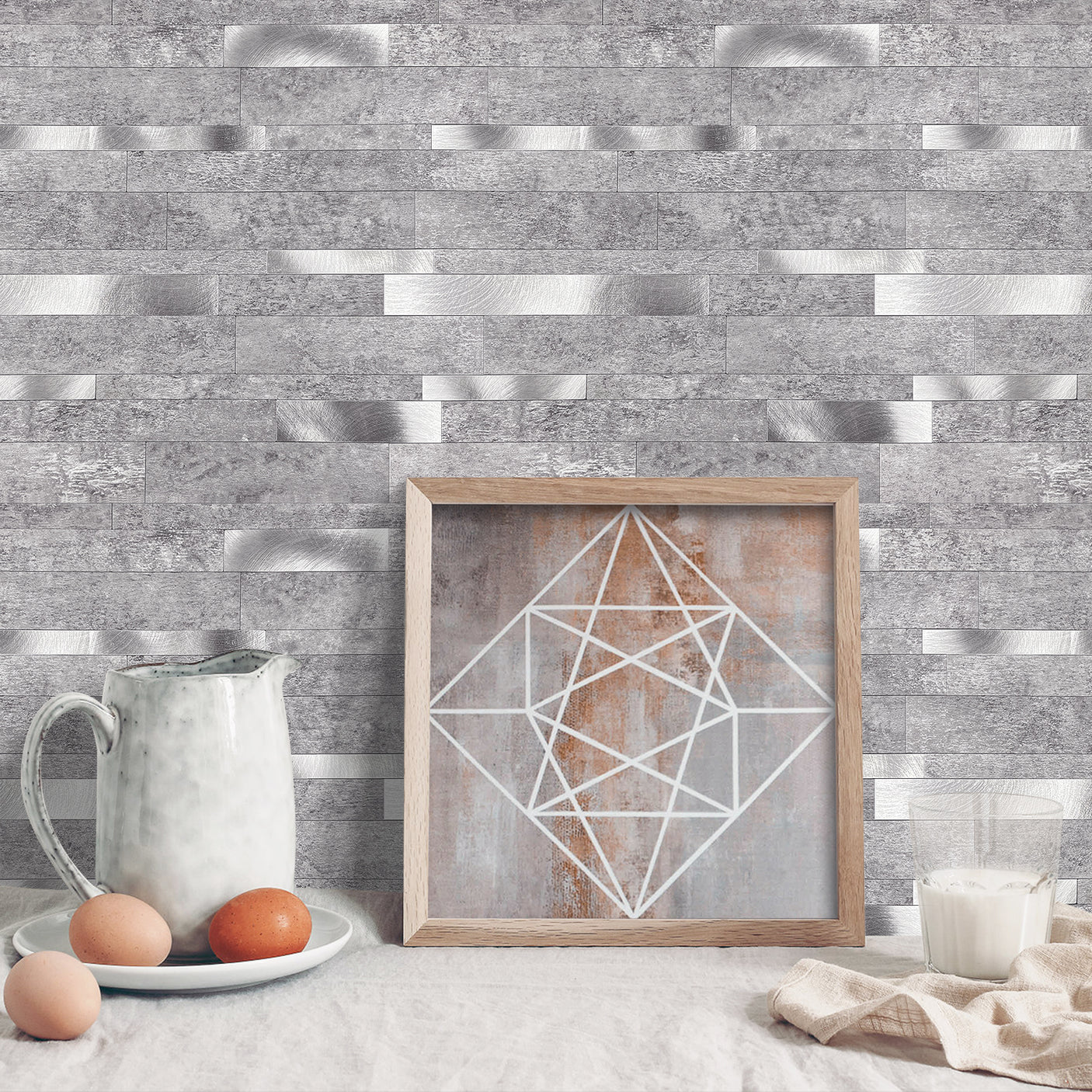 Fliser med naturtro steindesign og selvklebende bakside, perfekte for kjøkken og bad.