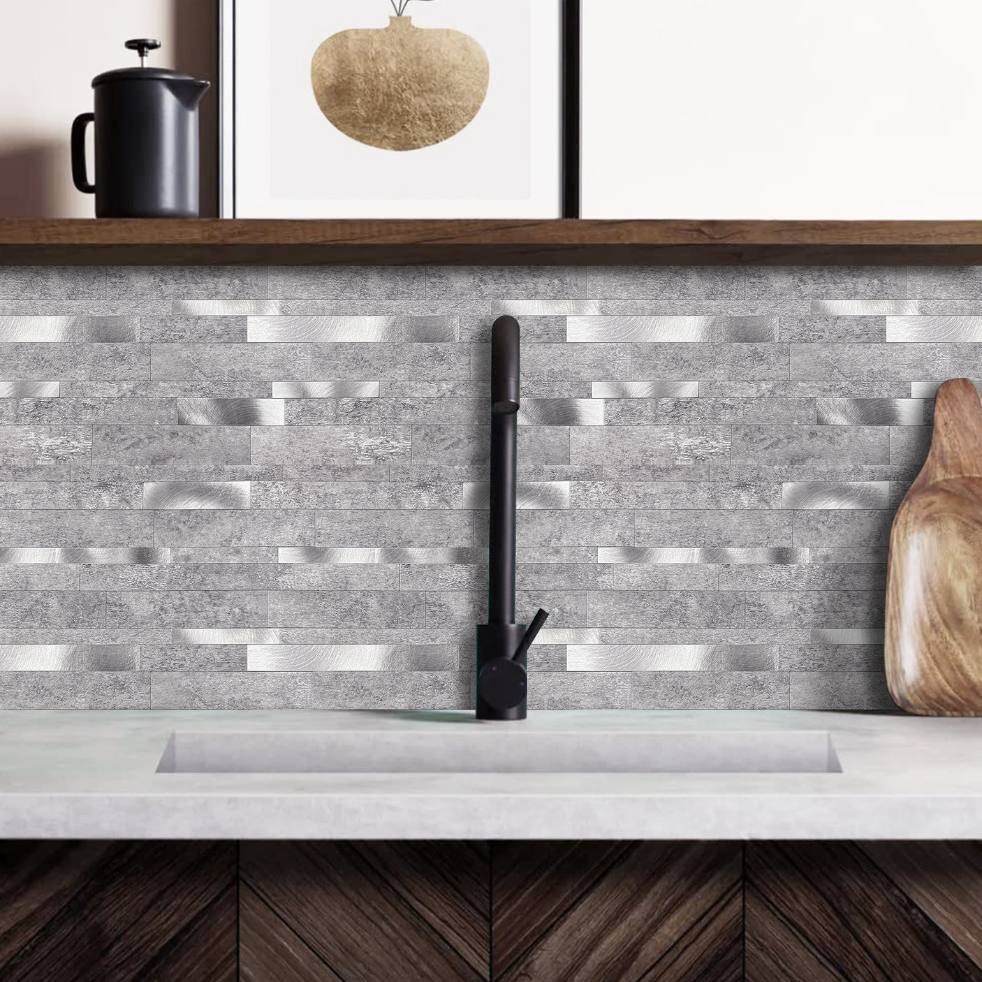 Lys grå steinfliser i ekstra stor størrelse for et stilrent og sammenhengende uttrykk.