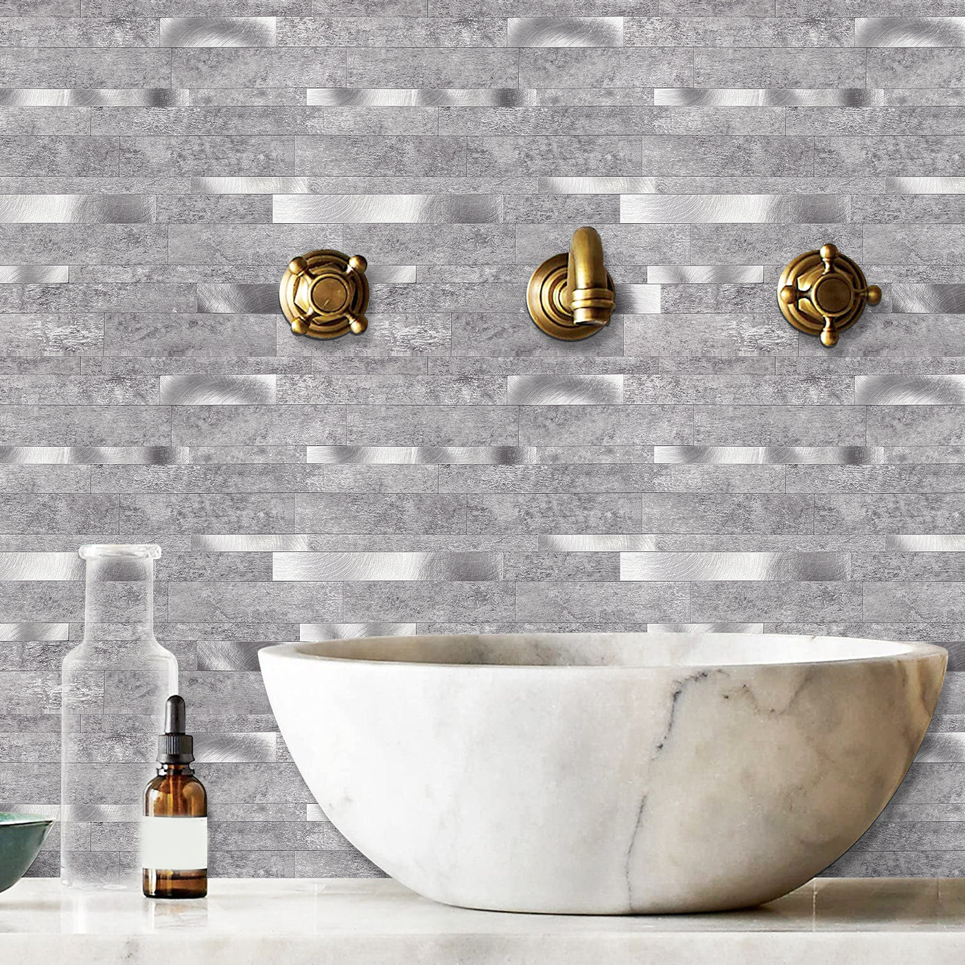 Lys grå steinfliser i ekstra stor størrelse for et stilrent og sammenhengende uttrykk.