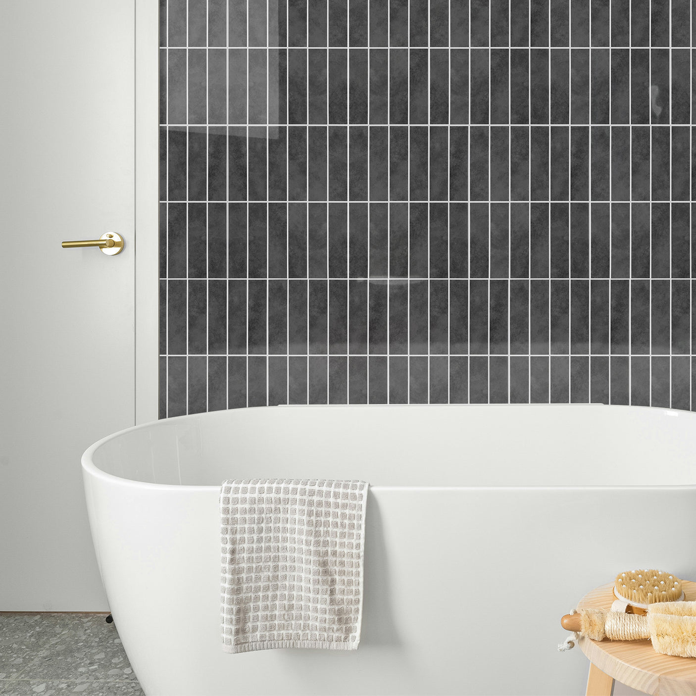 Bad med mørke antrasitt marmorfliser montert på vegg.