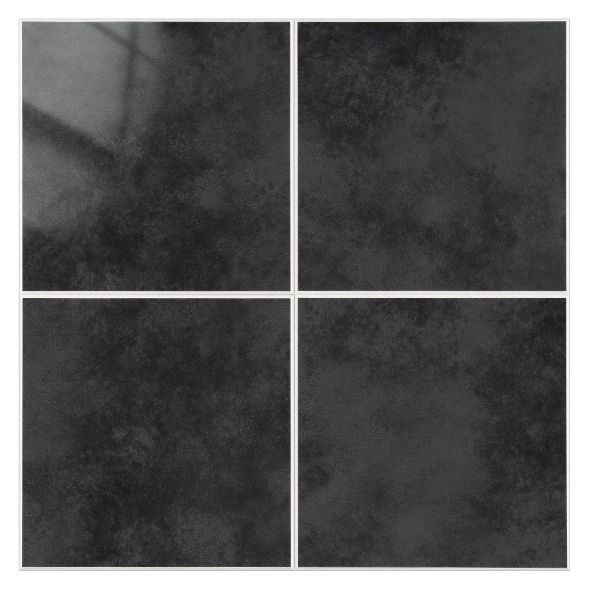 Selvklebende flisprøve i antrasittgrå nyanse for vurdering av farge og tekstur.