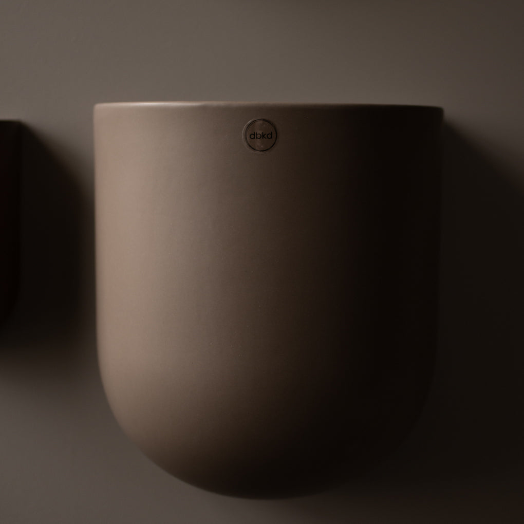 DBKD Cut veggpotte XL i dust-farge - stor keramisk veggpotte 24 cm