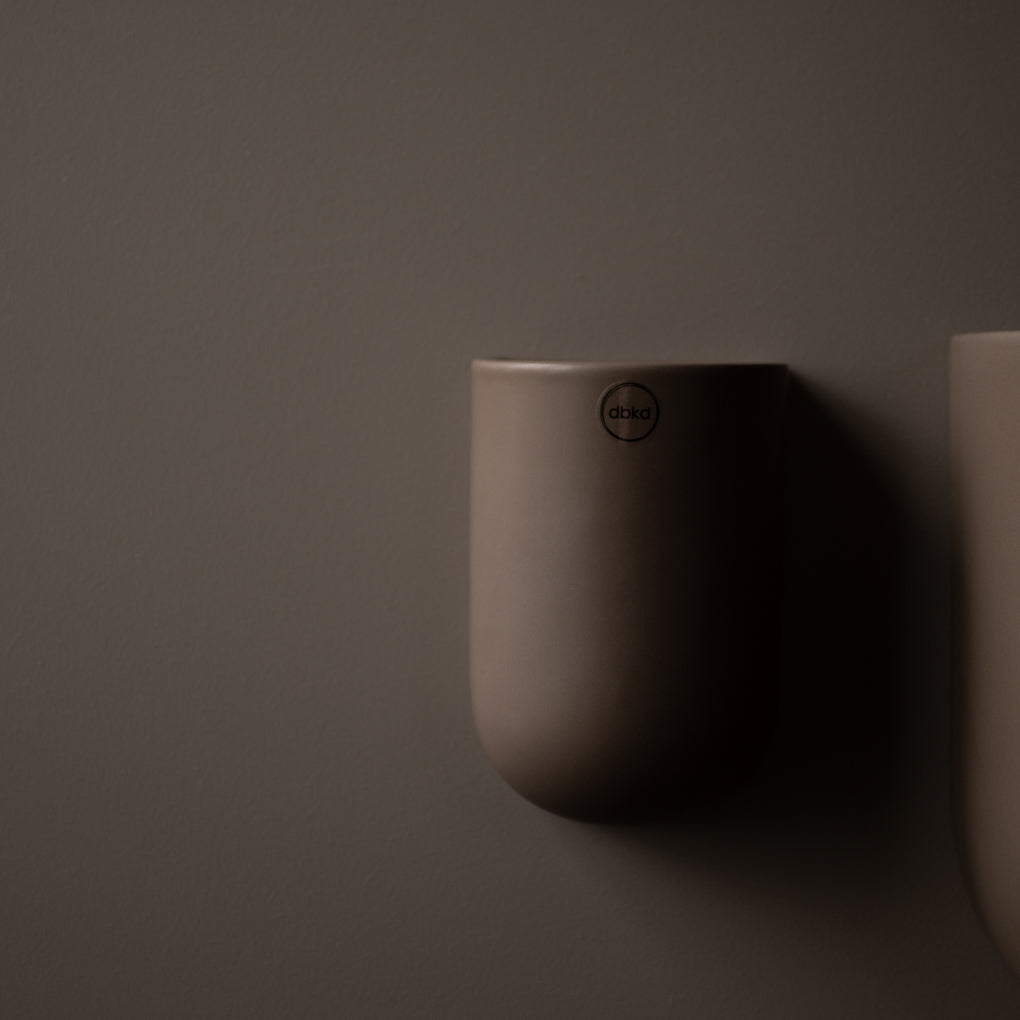 DBKD Cut veggpotte dust grå-beige - nordisk design veggpotte