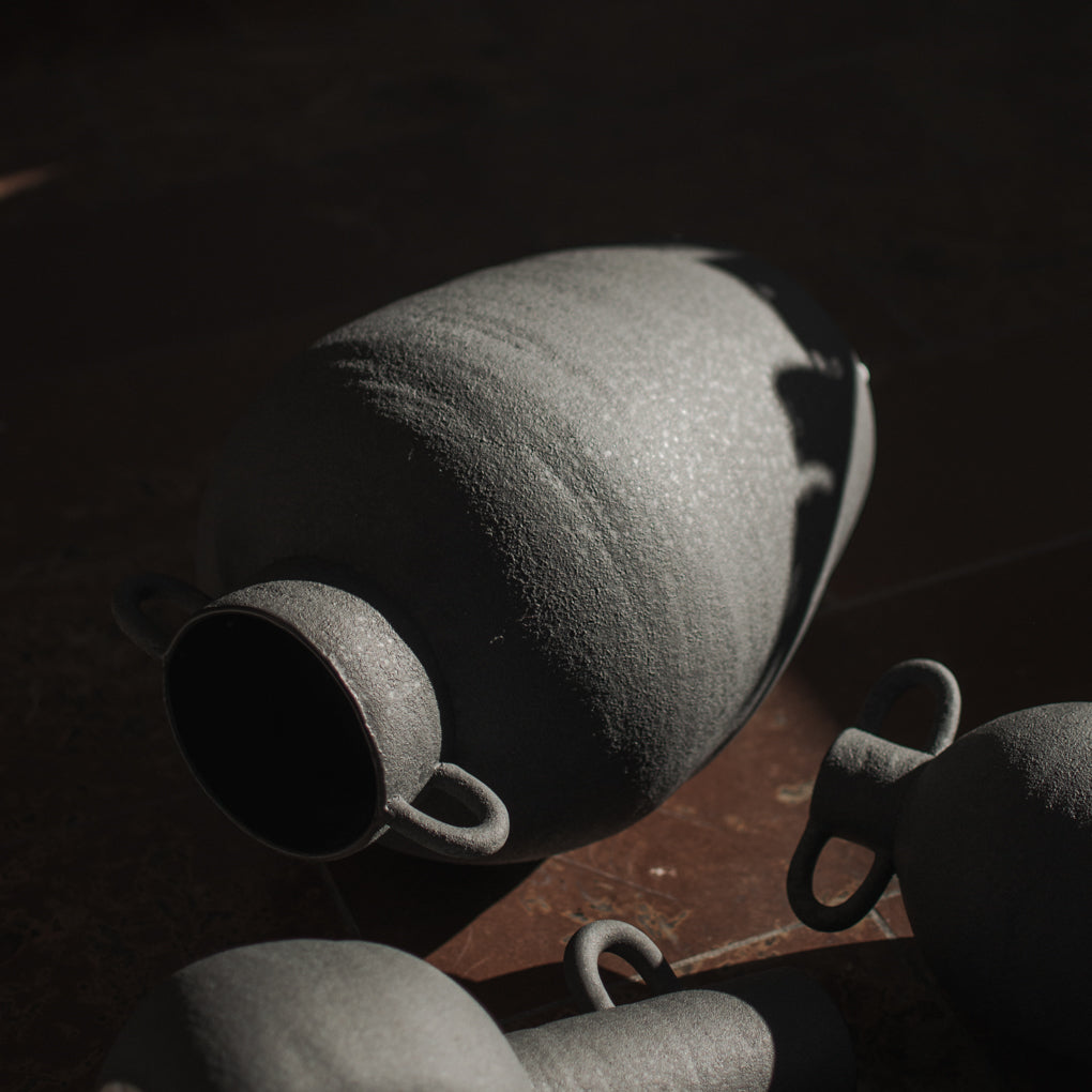 Detaljbilde av DBKD Long keramikkvase – struktur og håndlaget finish.