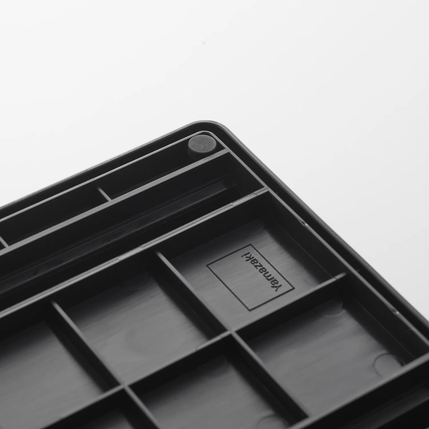 Svart kjøkkenorganizer til lokk, panner og tallerkener stående