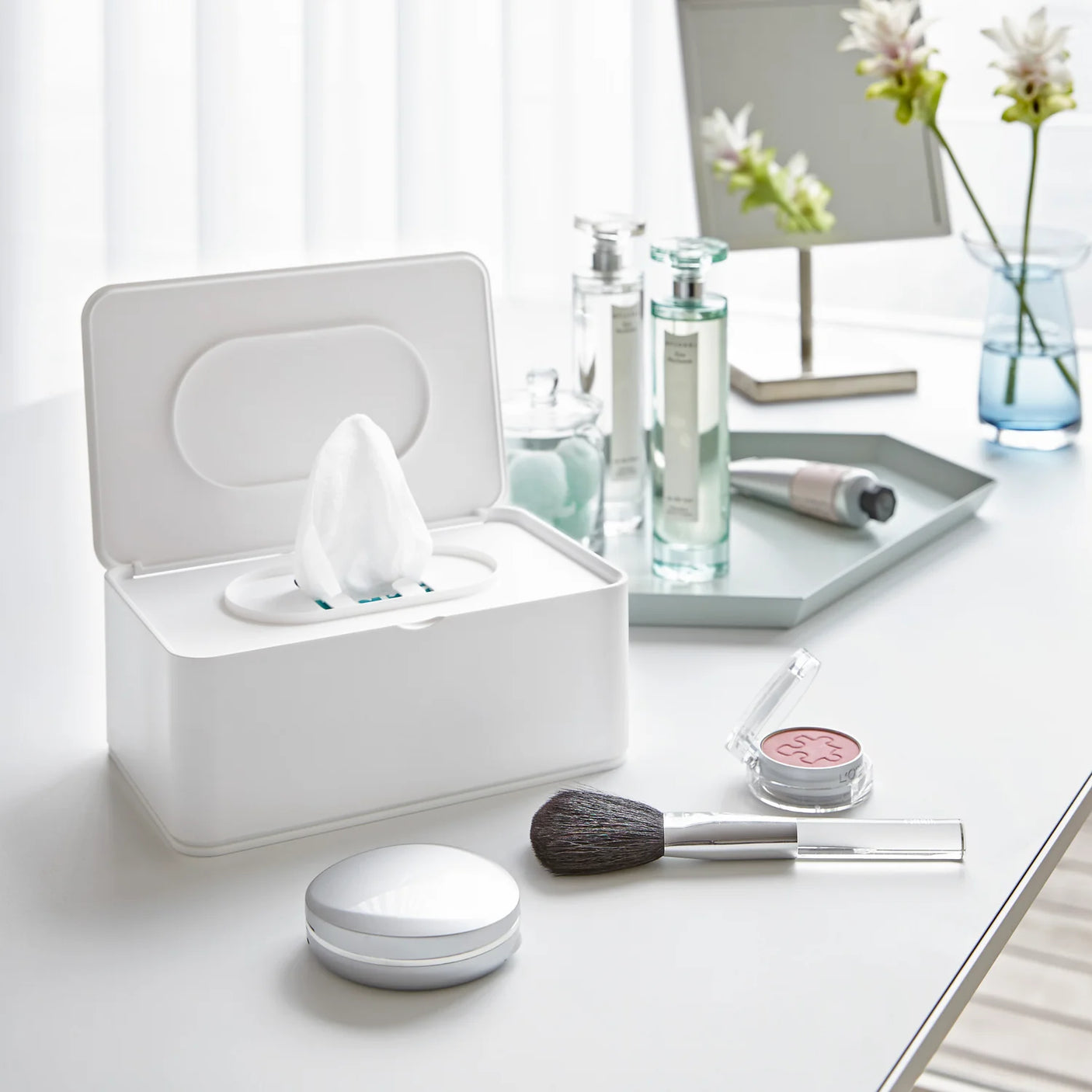 Hvit våtserviettboks med lokk til oppbevaring av våtservietter på bad