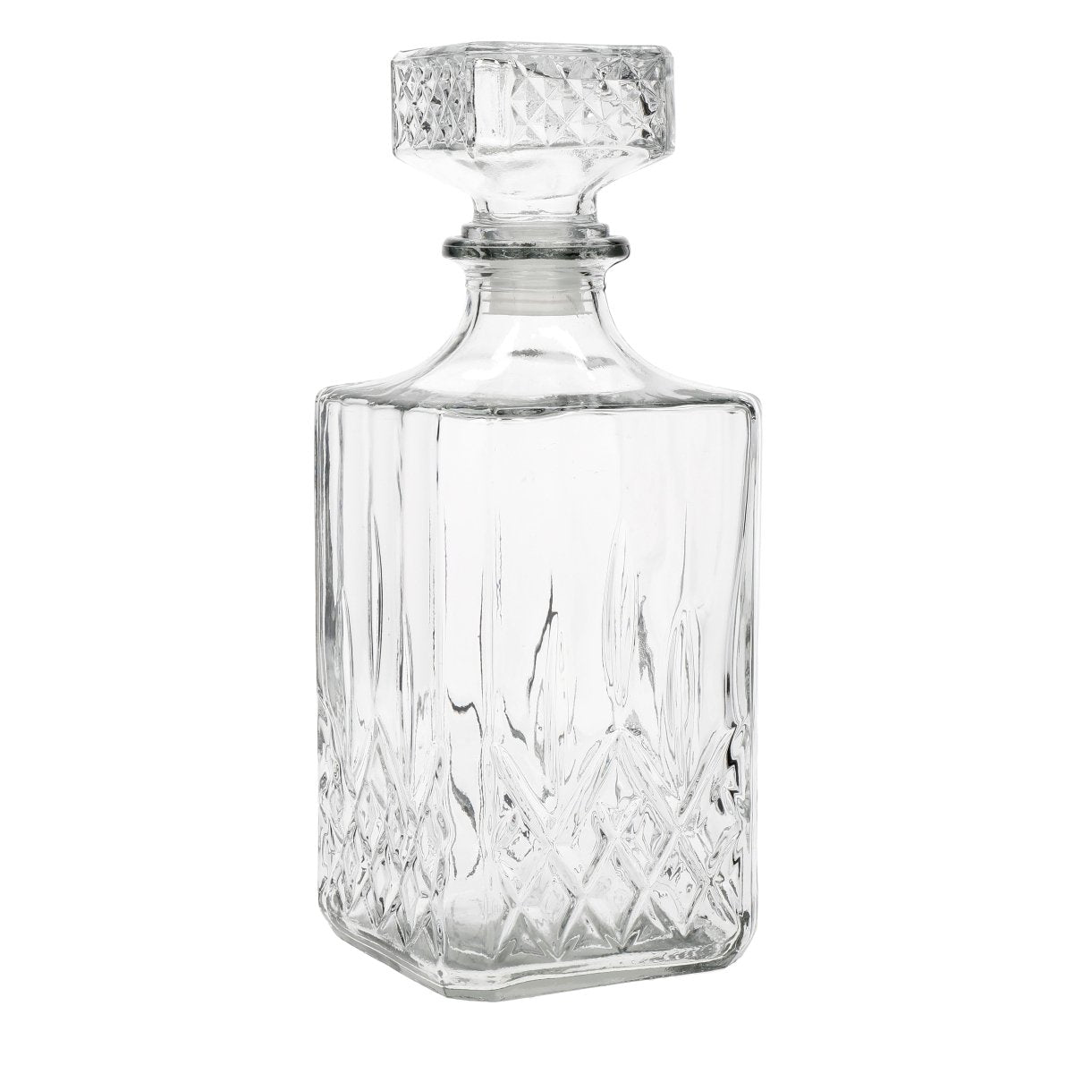 Karaffe i slipet glas med fire whiskyglas på et bræt