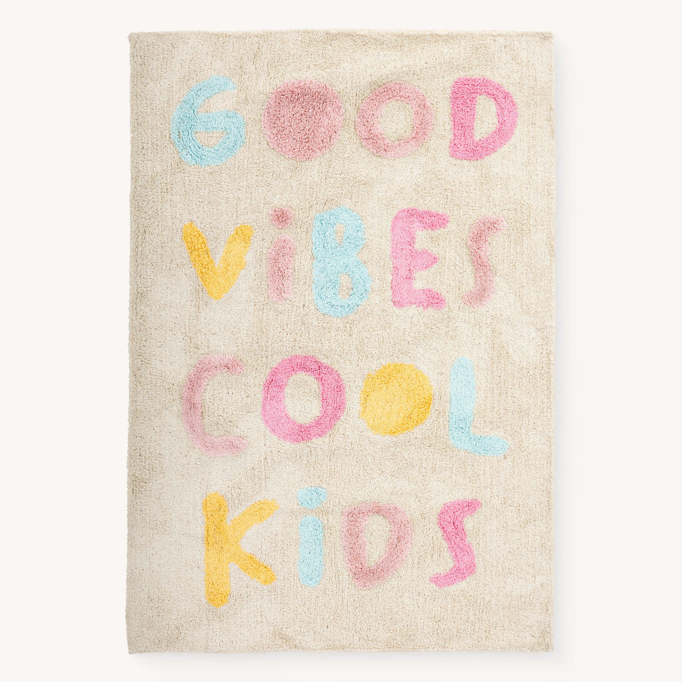 Tuftet barneteppe i bomull med Good Vibes Cool Kids tekst i pastellfarger, vist rett ovenfra