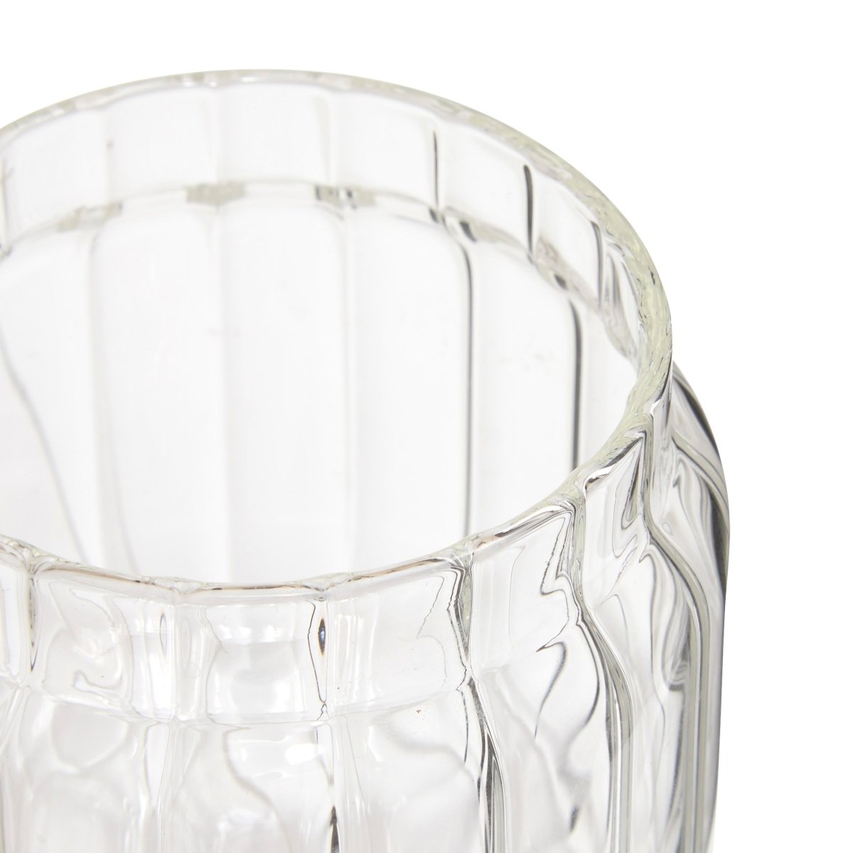 Detaljebillede af det reflekterende, gennemsigtige glas på opbevaringskrukken