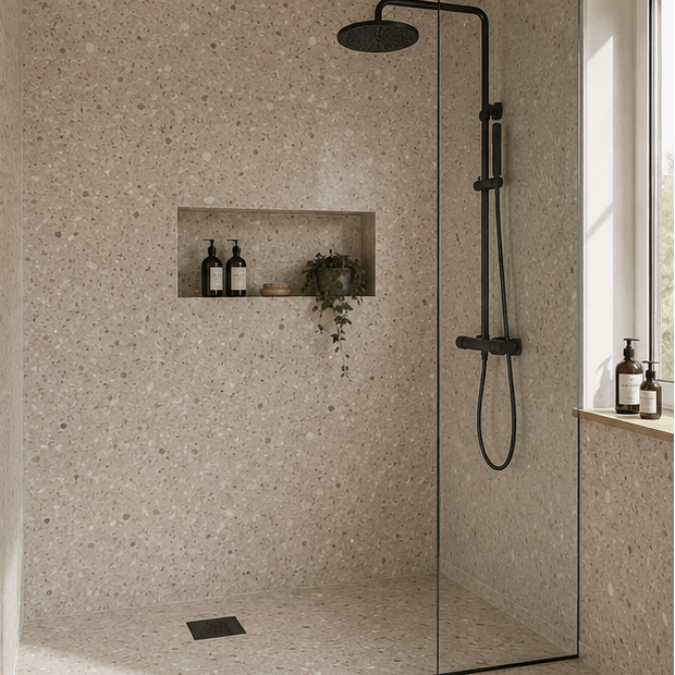Dusj med Sahara beige selvklebende terrazzo-fliser på gulv og vegger. - Lindas dekor