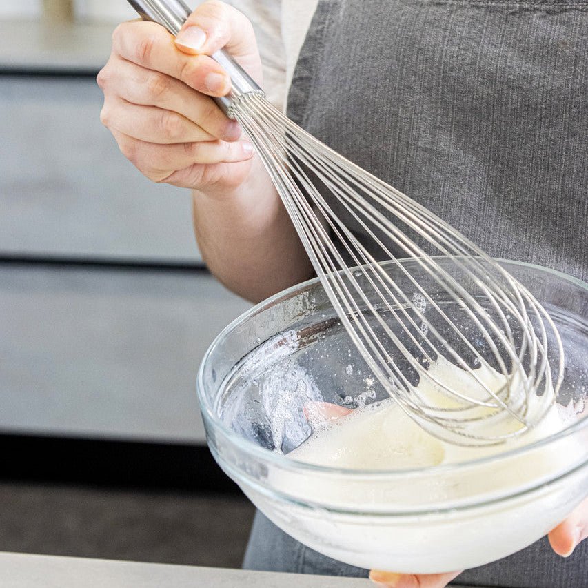 KitchenCraft ballongvisp i bruk till kaka-batteri