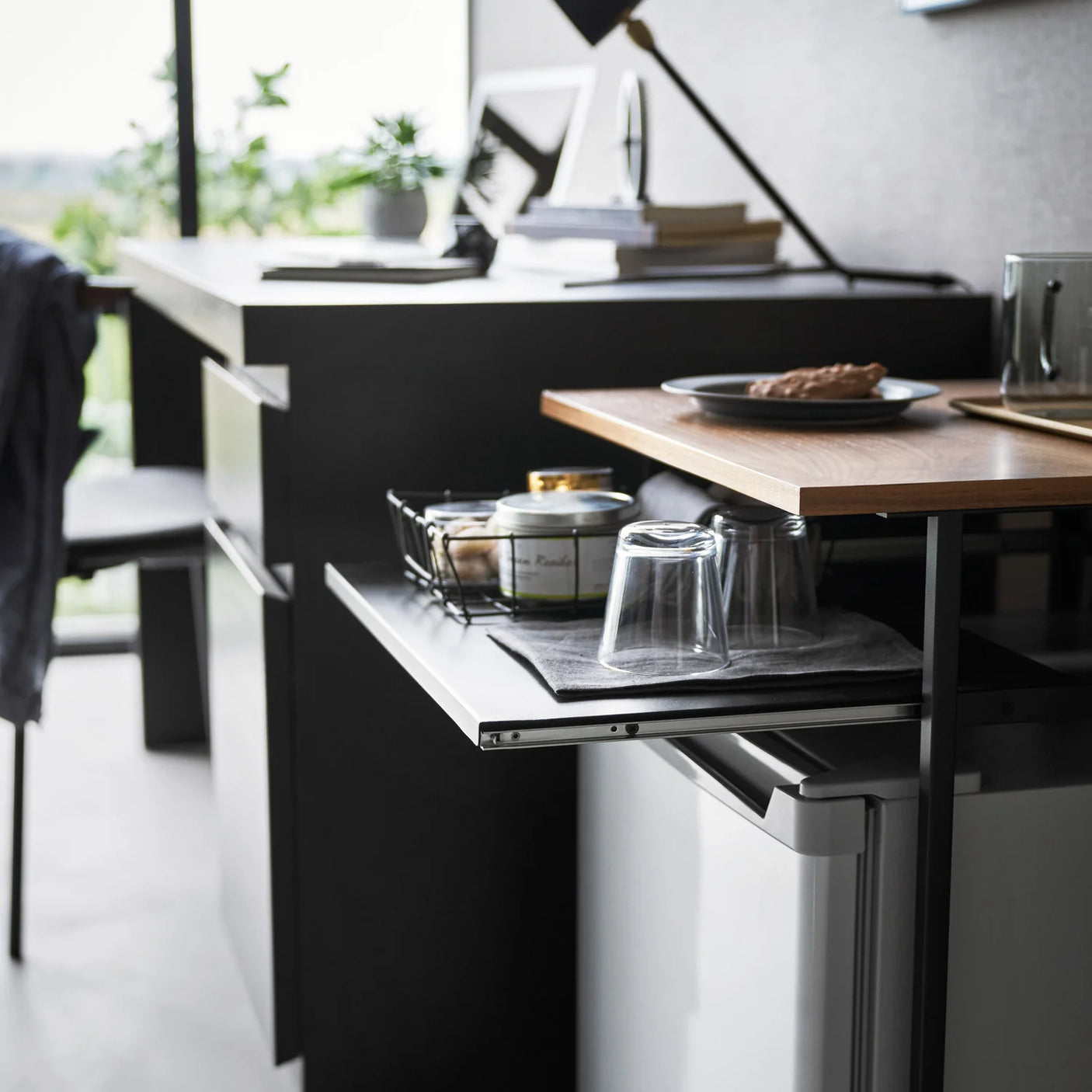 Svart og trefarget bord til hjemmekontor eller stue med ekstra hylleplass