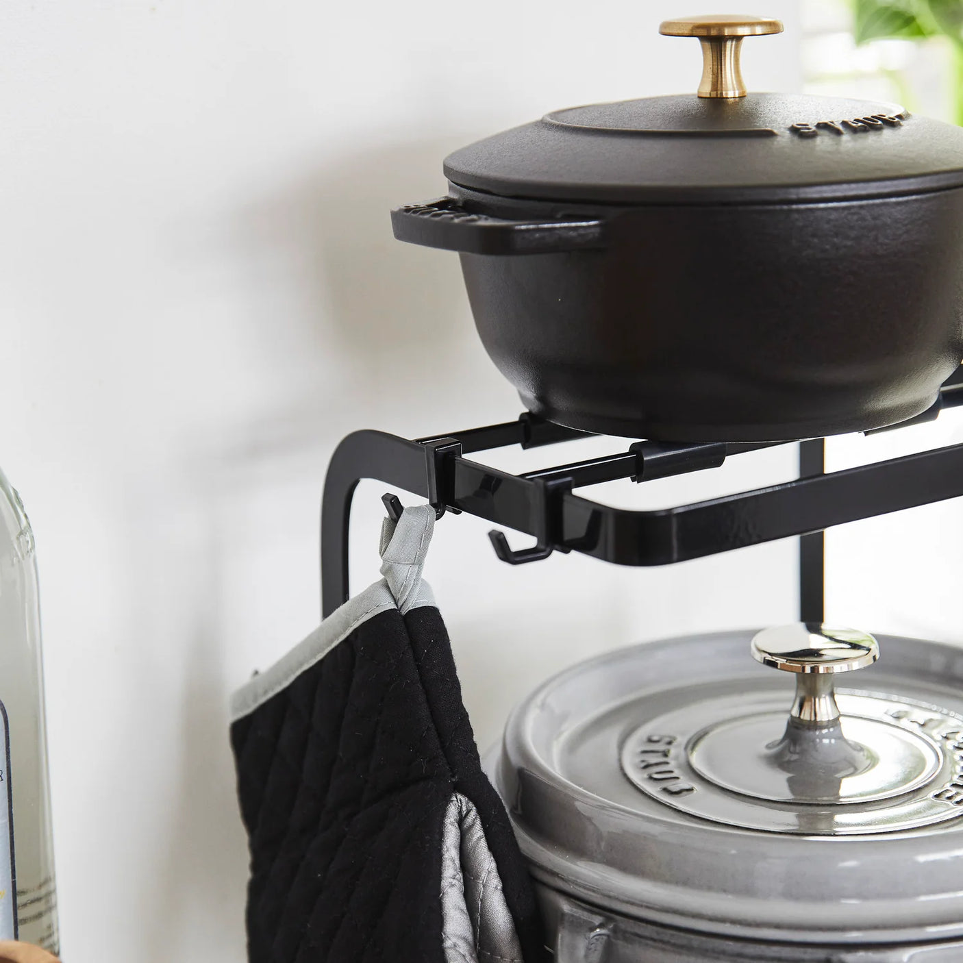Grytestativ i svart stål med kroker til kjøkken og skap