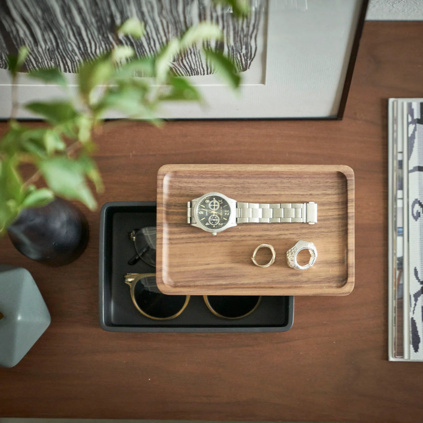 Oppbevaringsboks til tilbehør med trelokk brukt til klokke, ring og briller